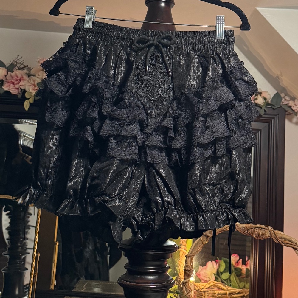 Dark In Love Ruffle shorts medium